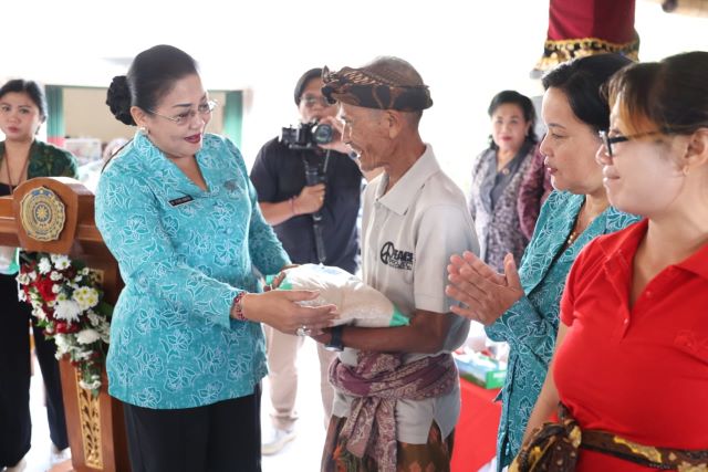 Hari ke-2 Aksi Sosial Ketua TP PKK Bali Menyapa dan Berbagi di Kabupaten Badung