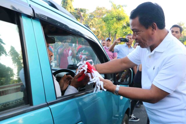 Lihadnyana Bagikan Bendera Merah Putih Kepada Pengguna Jalan