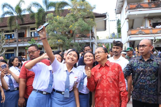 Ribuan Siswa SMK/SMK di Kabupaten Gianyar Sambut Antusias Gubernur Koster