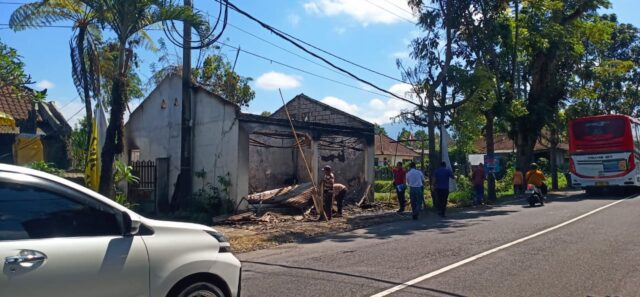 Tabung Gas Bocor, Warung Bakso di Baturiti Terbakar