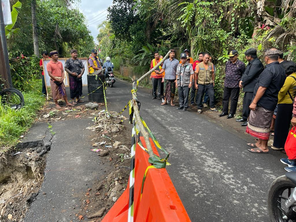 Tinjau Jalan Longsor, Wagub Cok Ace Minta Segera Diperbaiki