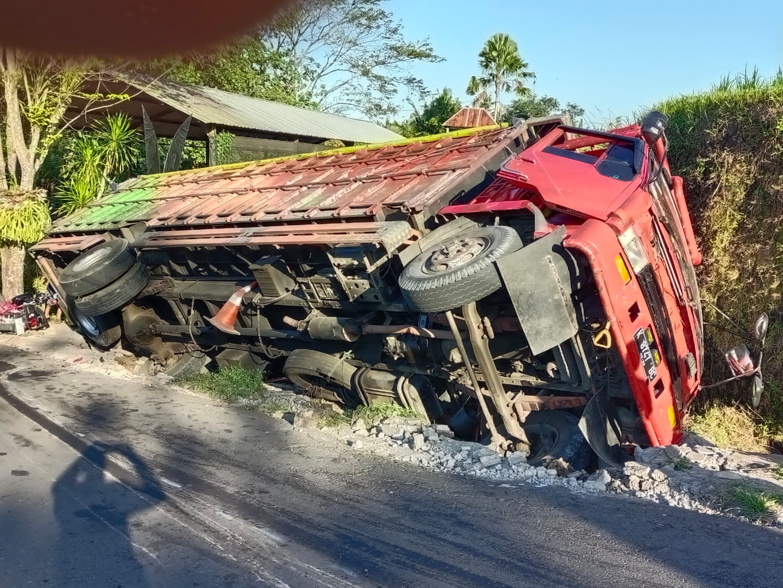 Truk Mundur Tabrak Motor: Seorang Pelajar Terluka