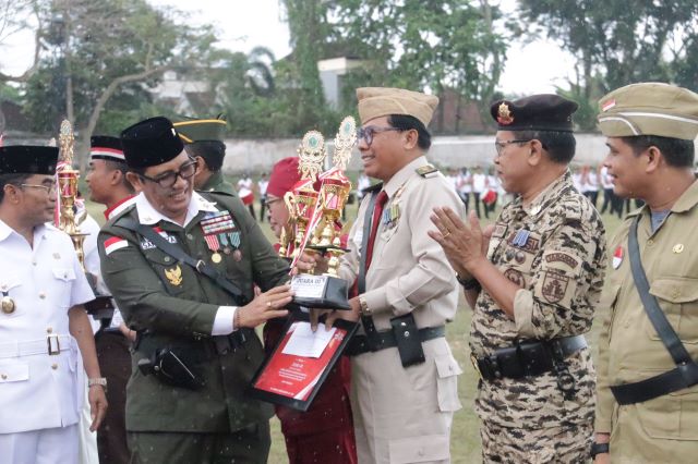 Upacara Penurunan Bendera HUT Kemerdekaan RI ke-78 di Tabanan Dimeriahkan dengan Penyerahan Hadiah Lomba