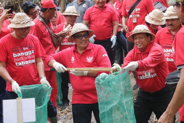 Aksi Bersih-Bersih Tukad Yeh Sungi