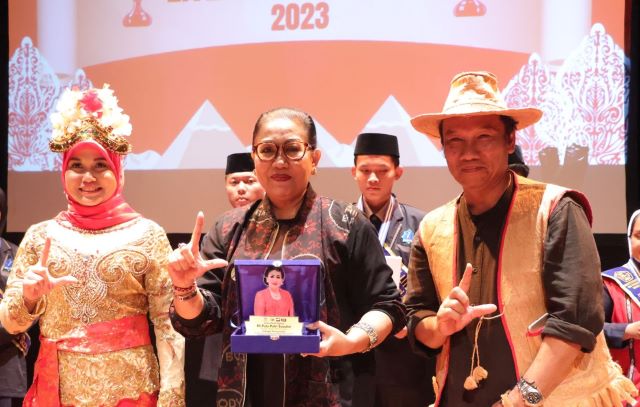 Bunda Literasi Ny. Putri Koster Hadiri Peluncuran Buku Bersama Tokoh Nasional