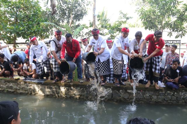 Solidaritas Semakin Erat: Bupati Sanjaya Buka Lomba Ceki dan Lomba Mancing