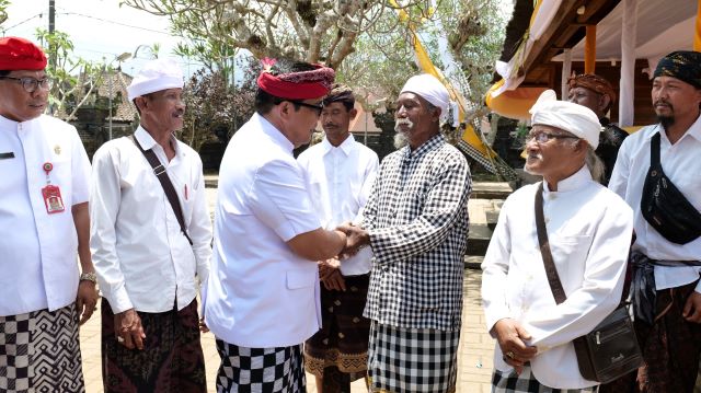 Bupati Sanjaya Hadiri Persembahyangan Bersama Parajuru Desa Adat Batungsel