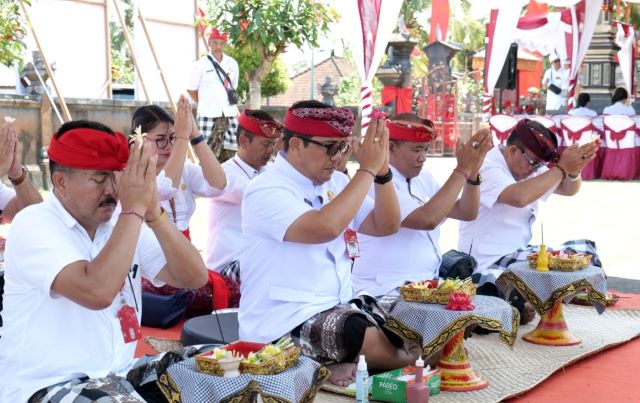 Bupati Sanjaya Minta Jaga Sinergitas Krama Banjar Pondok dan Banjar Adat Bongan Jawa
