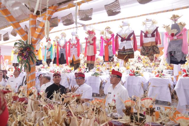 Bupati Tabanan Hadiri Ngaben Kolektif Warga Adat Kembang Merta