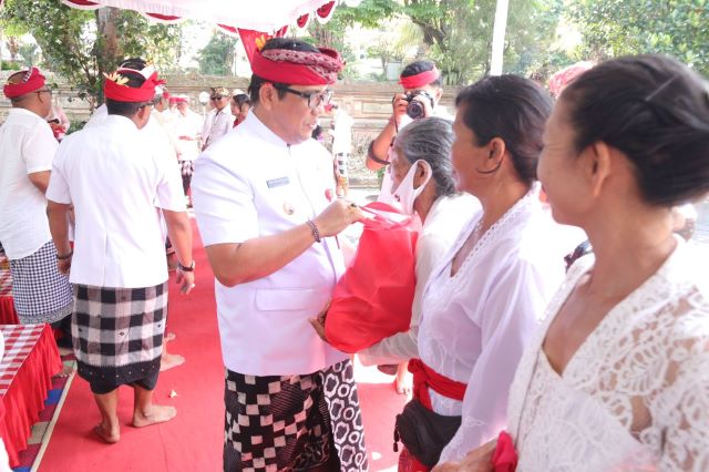 Bupati Tabanan Rayakan Tumpek Klurut dengan Aksi Sosial dan Megibung Bersama