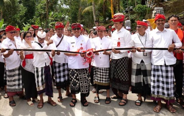 Bupati Tabanan Resmikan Ruas Jalan Hotmix Gadungan - Dalang Anyar