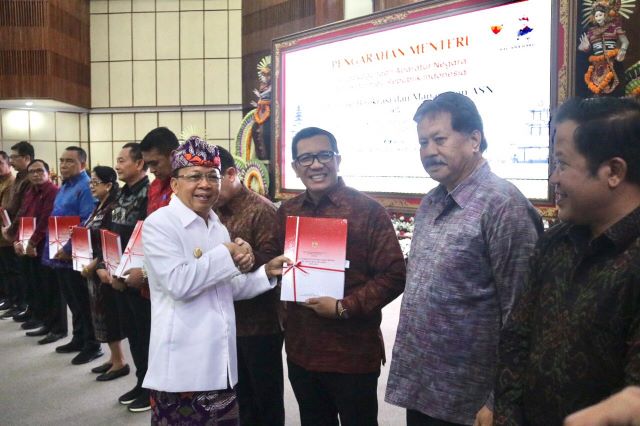 Bupati Tabanan Terima Dokumen Haluan Pembangunan Bali 100 Tahun untuk Sinergi dengan Pemerintah Pusat