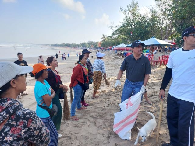 Jelang Hari Pariwisata Dunia, Dispar Bali Bersih-bersih di Pantai Kuta