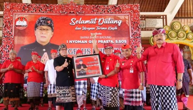 Bupati Badung Serahkan Bantuan Dana Hibah dan BKK