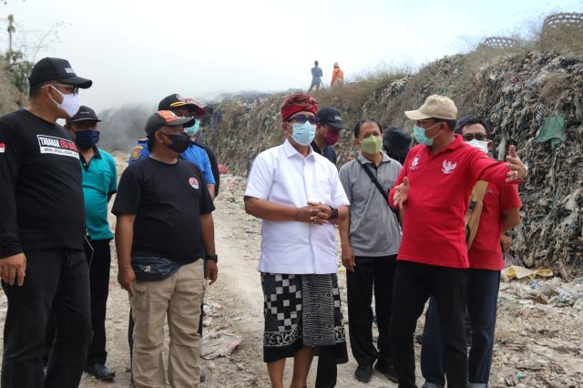 Bupati Tabanan Tanggap Cepat dalam Penanganan Kebakaran di TPA Mandung