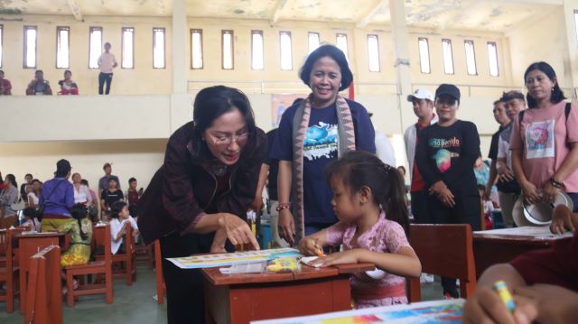 Pj. Ketua Dekranasda Bali Semangati 157 Anak-Anak TK Lomba Mewarnai di Nusa Penida Festival