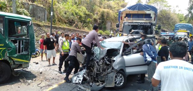 Kecelakaan Lalu Lintas: Daihatsu Xenia Hantam Minibus