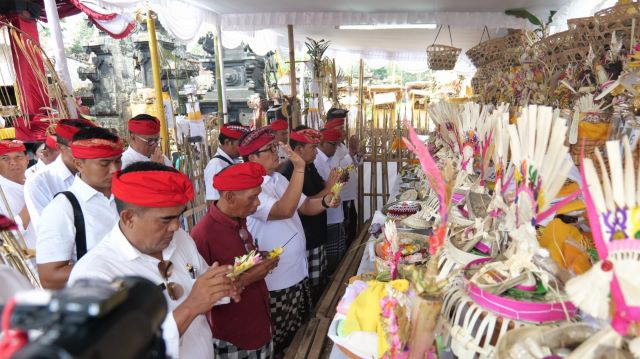 Bupati Sanjaya Hadiri Upacara Pitrax Yadnya Krama Payangan Medi