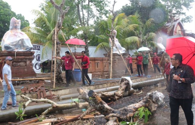 Hujan Deras Tak Menyurutkan Langkah Bupati Sanjaya Pantau Pemasangan Patung RSUD Tabanan