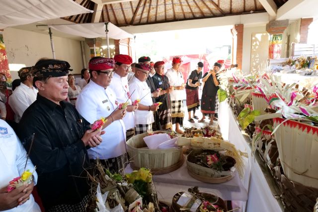 Bupati Sanjaya Apresiasi Gotong-Royong Masyarakat dalam Upacara Pitra Yadnya Ngaben