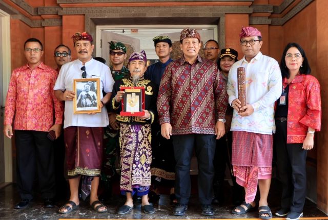 Tiba di Bali, Piagam Gelar Pahlawan Nasional Ida Dewa Agung Jambe Disambut Pj Gubernur Mahendra Jaya