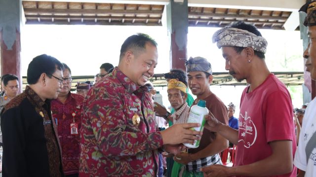 Serahkan Pupuk Hayati Cair, Pj. Gubernur Bali S.M Mahendra Jaya Dukung Sistem Pertanian Organik di Bali