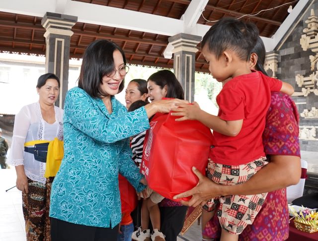 Kembali Terjun Ke Masyarakat “Berkunjung dan Berbagi TP PKK Provinsi Bali”, Ny. drg Ida Mahendra Jaya Minta Kader PKK Sosialisasikan “Porsi Isi Piringku”.