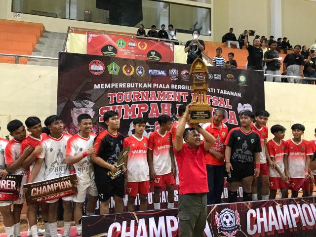 SMAN 1 Penebel dan SMPN 3 Tabanan Juara Tournamernt Futsal Sumpah Pemuda 2023