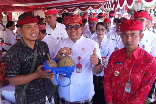 Kembali Jalani “Bungan Desa”, Bupati Sanjaya Ngantor di Desa Mundeh Kauh