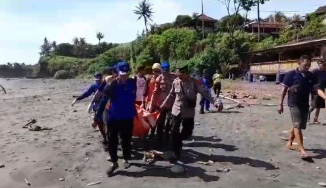 Evakuasi WNA Terseret Arus Pantai Lalanglinggah