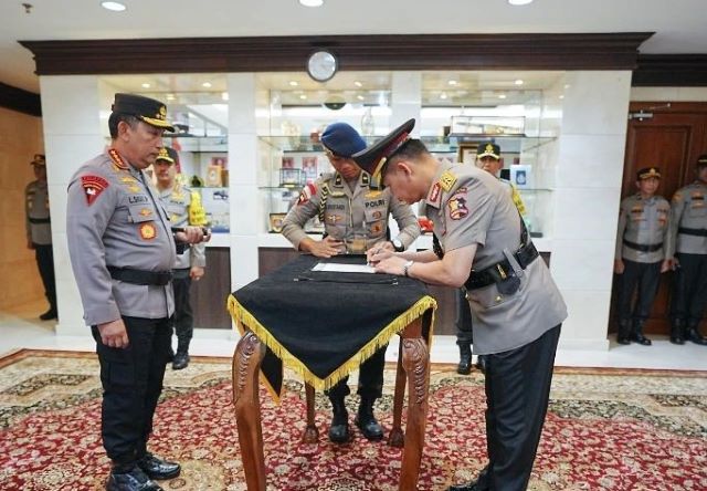 Purna Tugas: Kapolri Serahkan Jabatan Irjen Pol Firman Shantyabudi