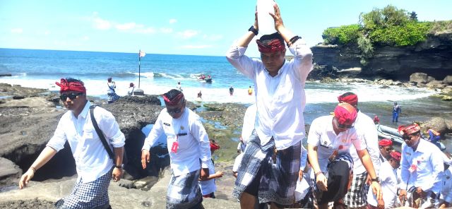 Upacara Melasti di Tanah Lot