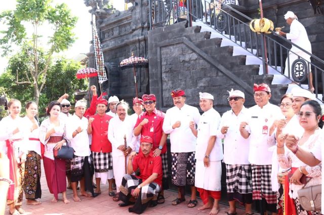 Bupati Tabanan Hadiri Upacara Pemelaspasan Pelinggih Padmasana Kantor Sekretariat DPRD