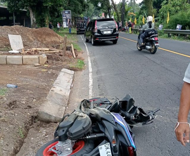 Diduga Mengantuk, Pemotor Tewas Usai Tabrak Pohon Perindang