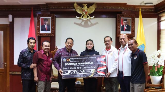 Pj. Gubernur Bali Serahkan Penghargaan dan Bonus Asian Games