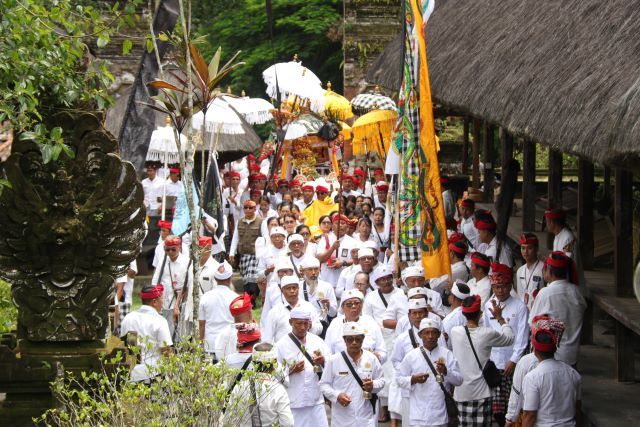 Prosesi Nyegara Gunung