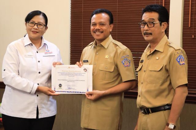 Sekda Dewa Indra Terima Hasil Penilaian Kepatuhan Penyelenggaraan Pelayanan Publik dari Ombudsman