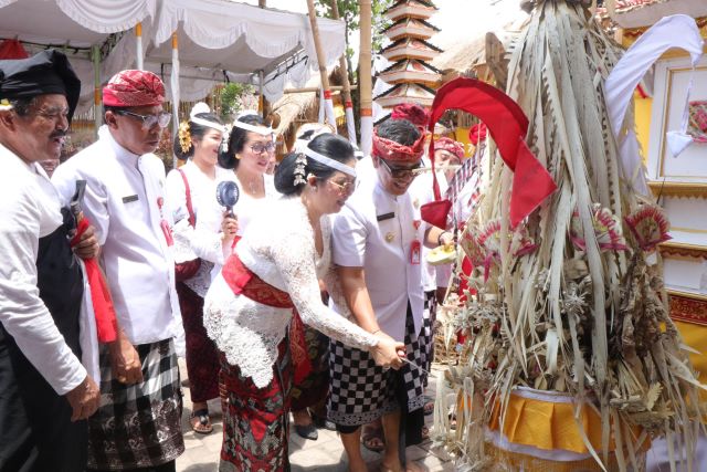 Karya Agung Kantor Bupati Tabanan: Suasana Suka Cita dalam Tradisi Nyenuk dan Rsi Bjona