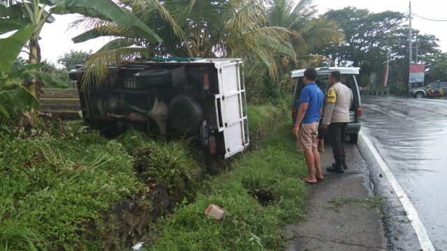 Truck Engkel Alami Kecelakaan Tunggal di Jalan Umum Denpasar – Gilimanuk