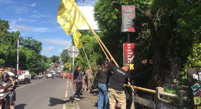 Langgar Aturan, Bawaslu Tabanan Copot  Alat Peraga Kampanye