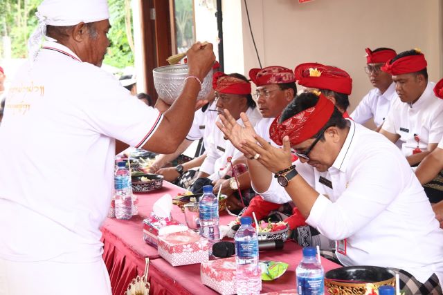 Bupati Tabanan Hadiri Uleman Upacara Pemelaspasan di Desa Banjar Anyar dan Desa Jegu