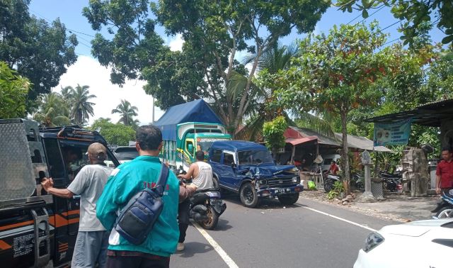 Diduga Mengantuk, L300 Seruduk Tiga Kendaraan