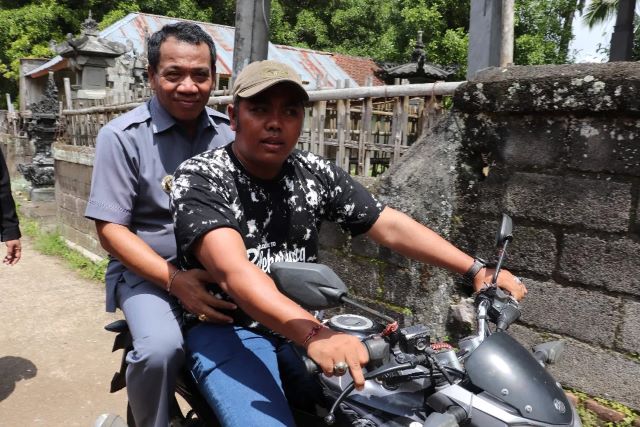 Naik Motor, Pj Bupati Lihadnyana Pantau PSU di Dua TPS Desa Pedawa