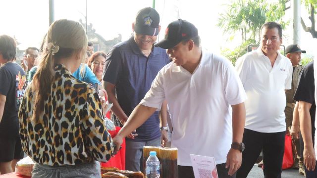 Pj. Gubernur Bali Kunjungi Pasar Murah Jelang Hari Raya Galungan dan Kuningan