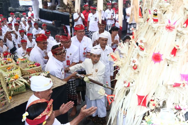 Upacara Penyineban di Pura Basukian Puseh Jagat Besakih