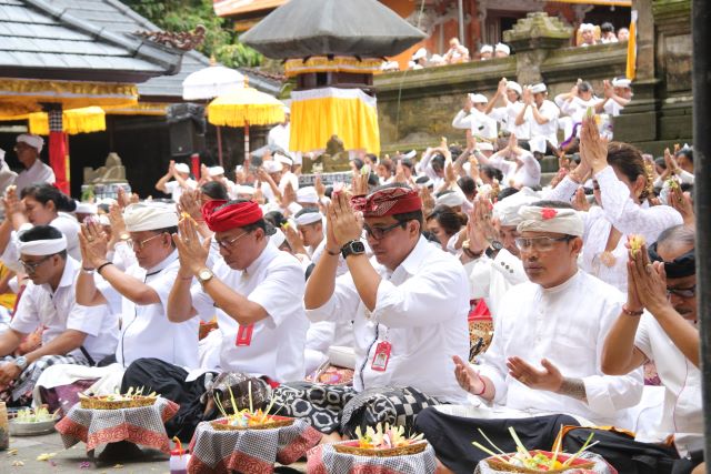 Bupati Sanjaya Hardiri Persembahyangan Pujawali di Pura Dalem Kahyangan Kedaton