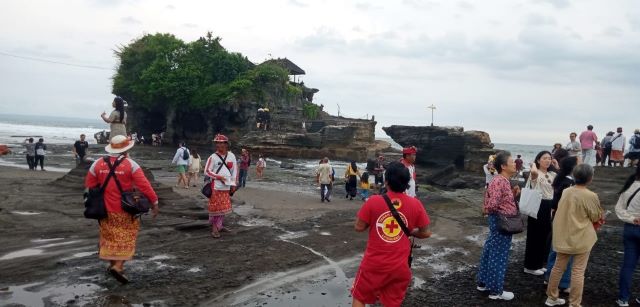 Antusias Wisatawan Membludak di Tanah Lot Pasca Hari Raya Galungan