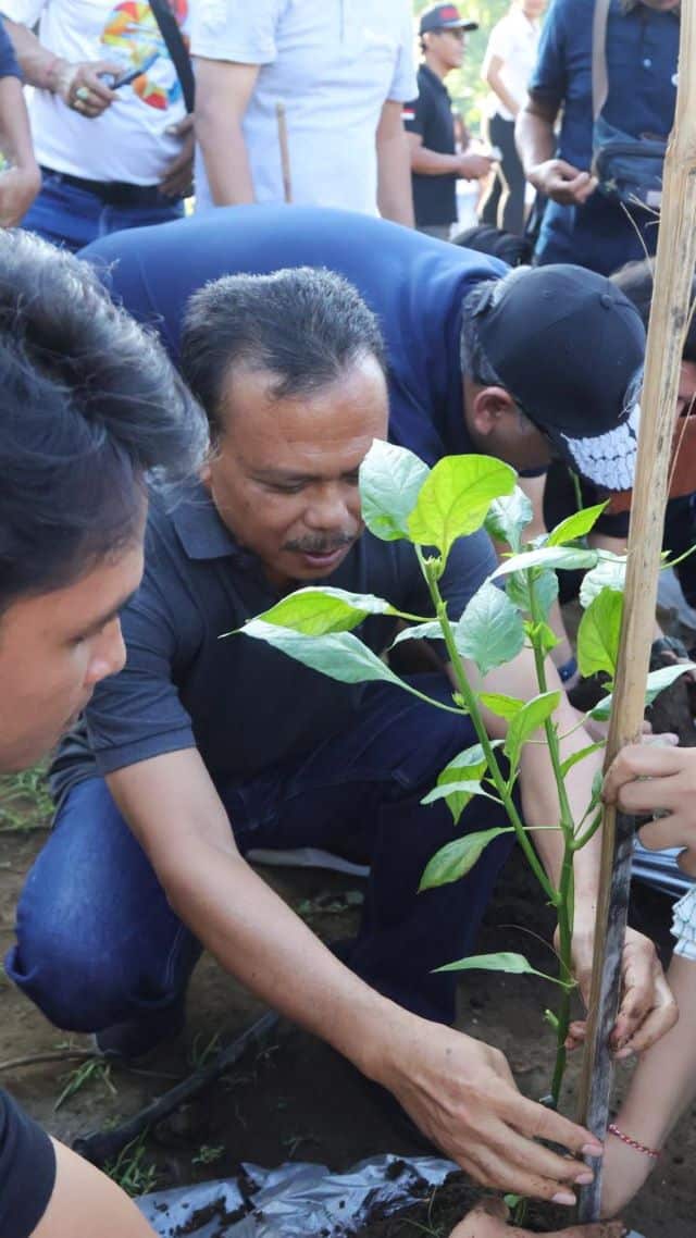 Sekda Dewa Indra Puji Gerakan Tanam Cabai di Hutan Kota Banyuasri Buleleng