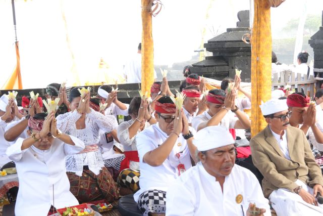 Persembahyangan Bersama Pujawali di Pura Luhur Tanah Lot