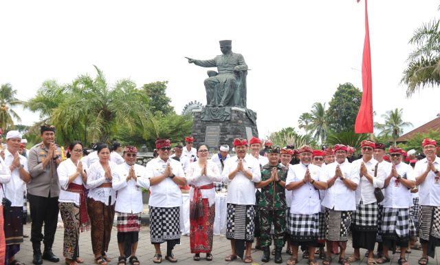 Persembahyangan Tawur Agung Kesanga Catus Pata Kota Tabanan